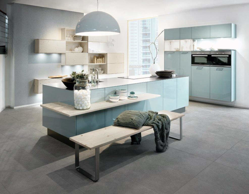 Küche in der Farbe Ozeanblau metallic